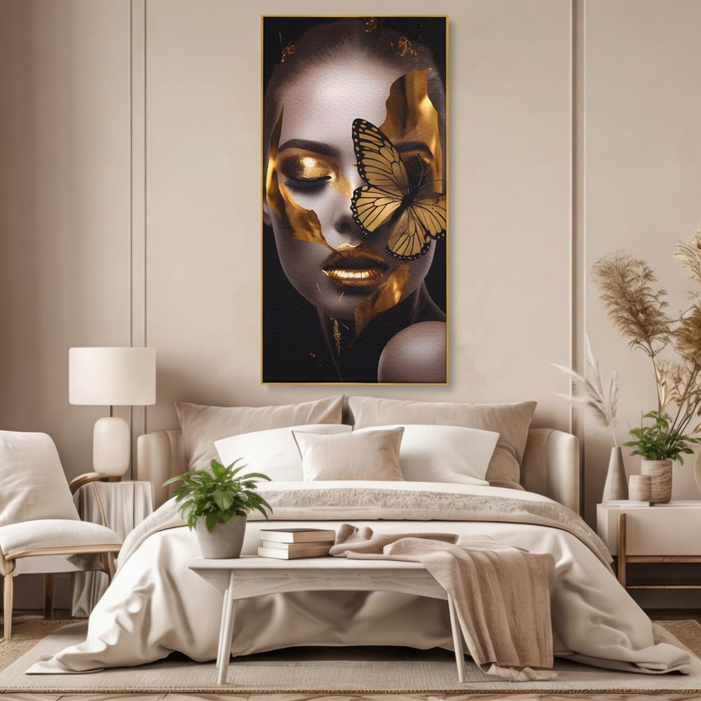 Tablou canvas cu tablou canvas cu portret de femeie si fluture auriu, in rama de aluminiu auriu, pe perete intr-un dormitor